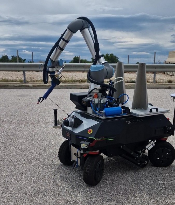 Ρομπότ με βραχίονα και τροχούς